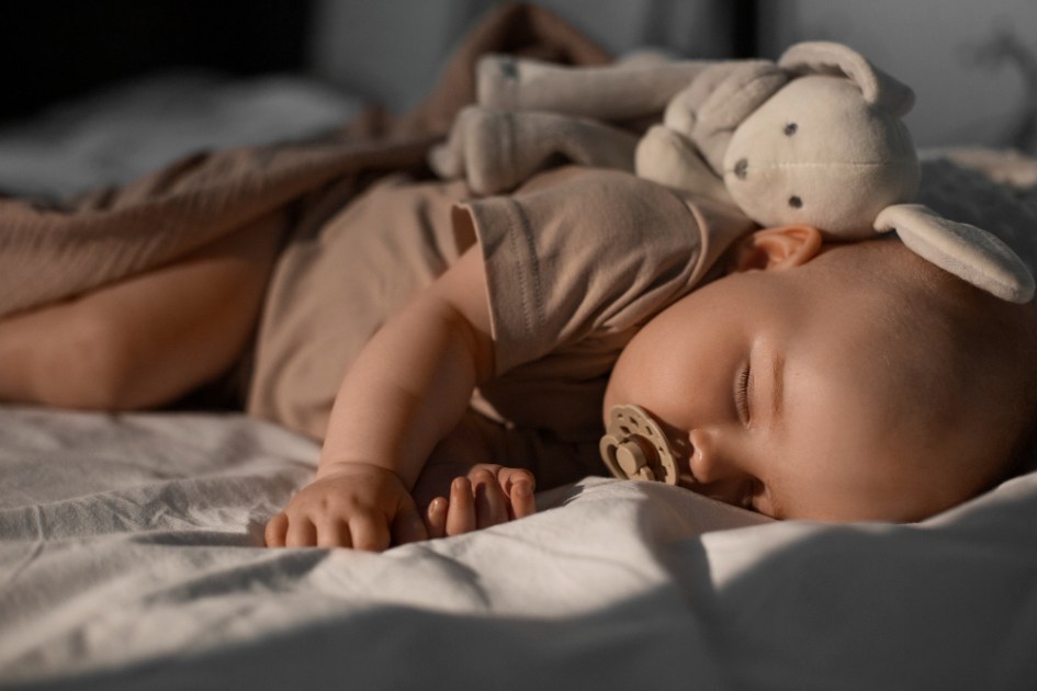 Bebê bonito com brinquedo de pelúcia