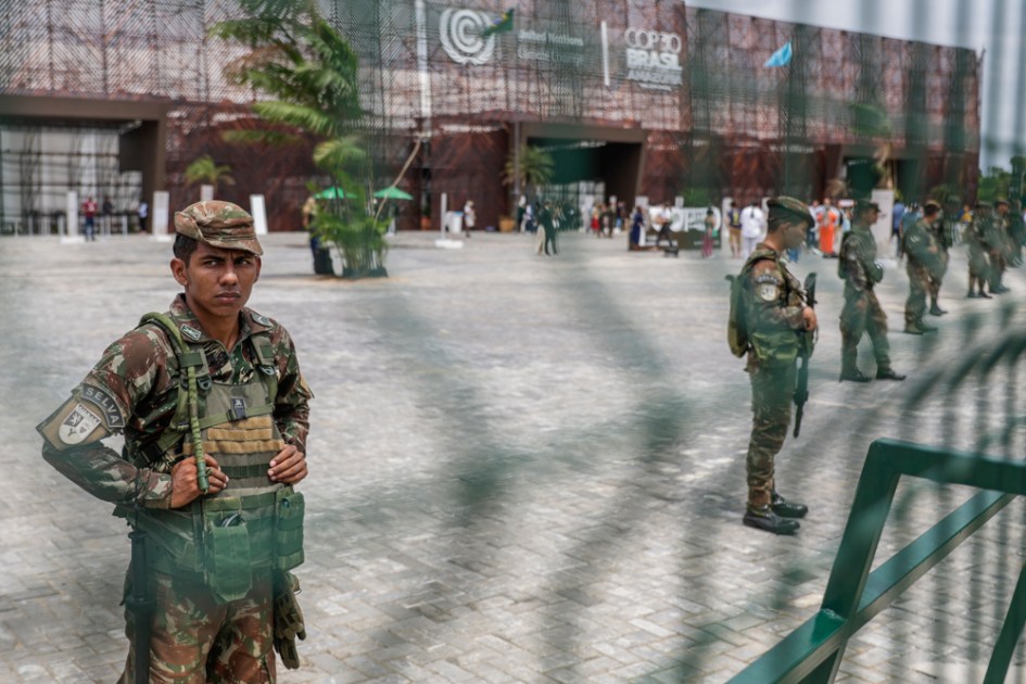 Membros das Forças Armadas guardavam a entrada do Hangar de Exposições, local da COP30 em Belém, Brasil, na quinta-feira. A segurança no local foi reforçada após manifestantes de movimentos sociais e indígenas tentarem invadir a COP30 na terça-feira. EFE/Fraga Alves