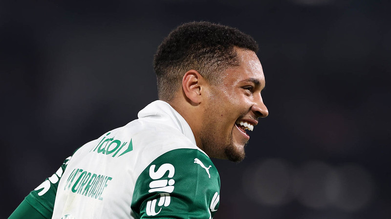 Vitor Roque voltará da França em avião com Leila Pereira