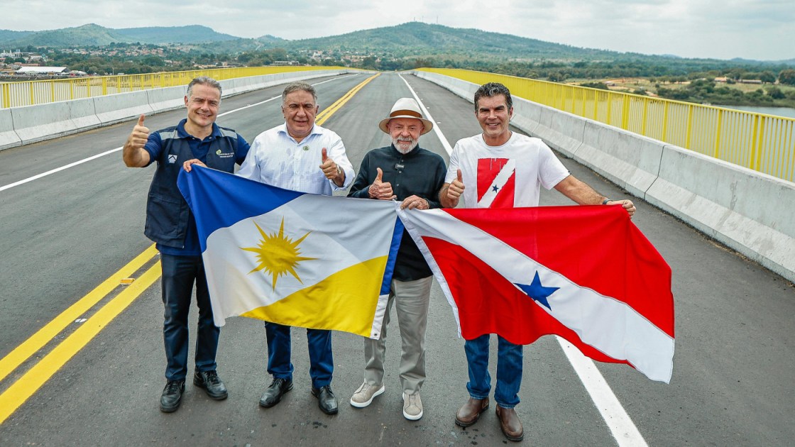 Lula com o ministro Renan Filho (Transportes) e os governadores Laurez Moreira (Tocantins) e Helder Barbalho (Pará)