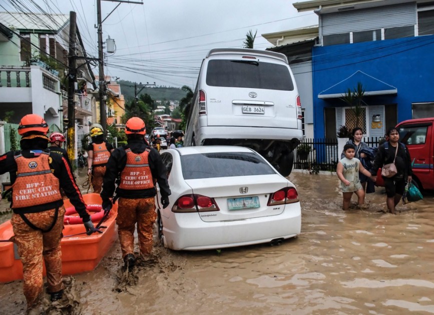 Veículos danificados estão empilhados ao longo de uma rua alagada em um bairro residencial afetado pelo tufão Kalmaegi, na cidade de Cebu, Filipinas, em 4 de novembro de 2025. O tufão Kalmaegi atingiu a região de Visayas, no centro das Filipinas, em 4 de novembro, causando inundações, cortes de energia e danos materiais. De acordo com a Administração de Serviços Atmosféricos, Geofísicos e Astronômicos das Filipinas (PAGASA), a previsão era de que o tufão estivesse próximo à província de Negros Ocidental, no centro das Filipinas, movendo-se para oeste a 25 quilômetros por hora, com ventos máximos de 140 quilômetros por hora. (Filipinas) EFE/EPA/JUANITO ESPINOSA