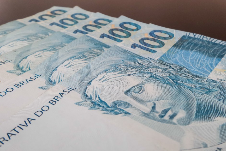 Notas de 100 reais enfileiradas