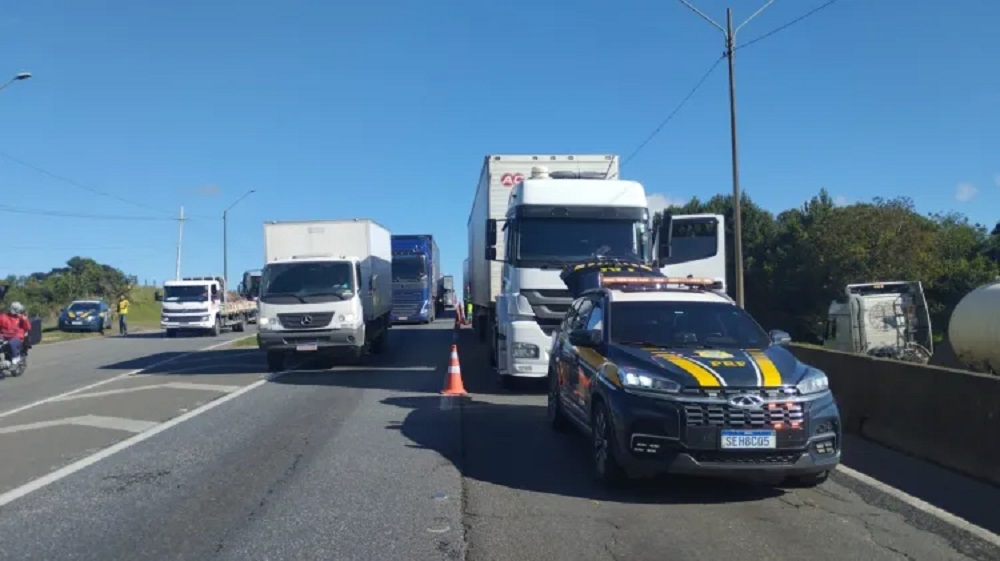 Carro é esmagado por duas carretas e mata três no PR