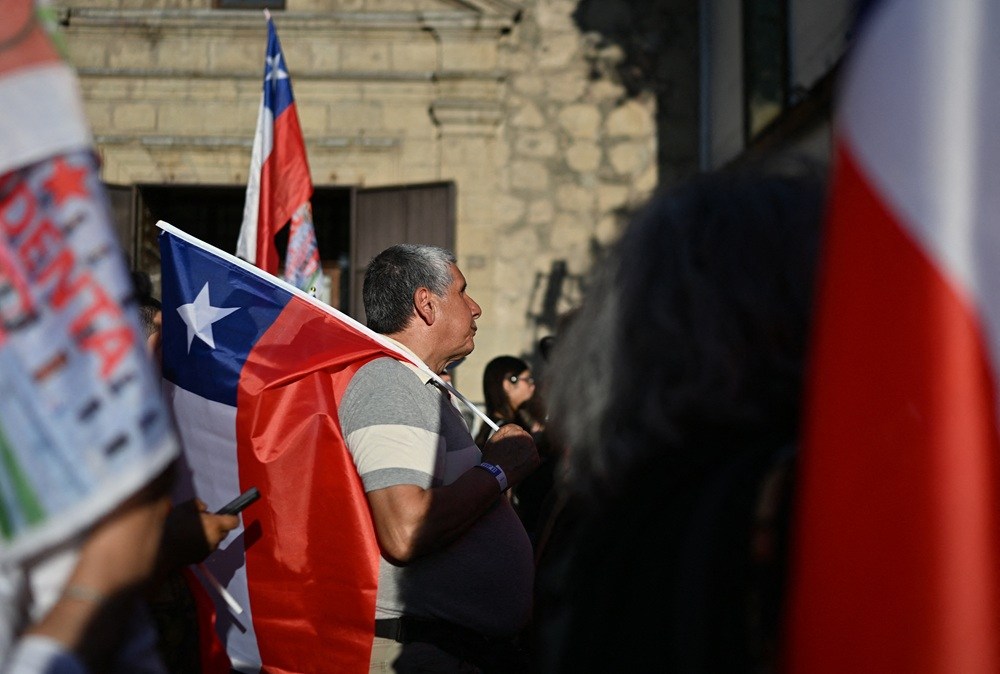 Chile encerra votação e inicia contagem em eleição marcada por polarização