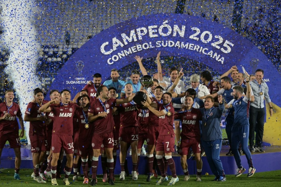 Jogadores do Lanús comemoram o título da Copa Sul-Americana no estádio Defensores dek Chaco, em Assunção, após vitória sobre o Galo nos pênaltis