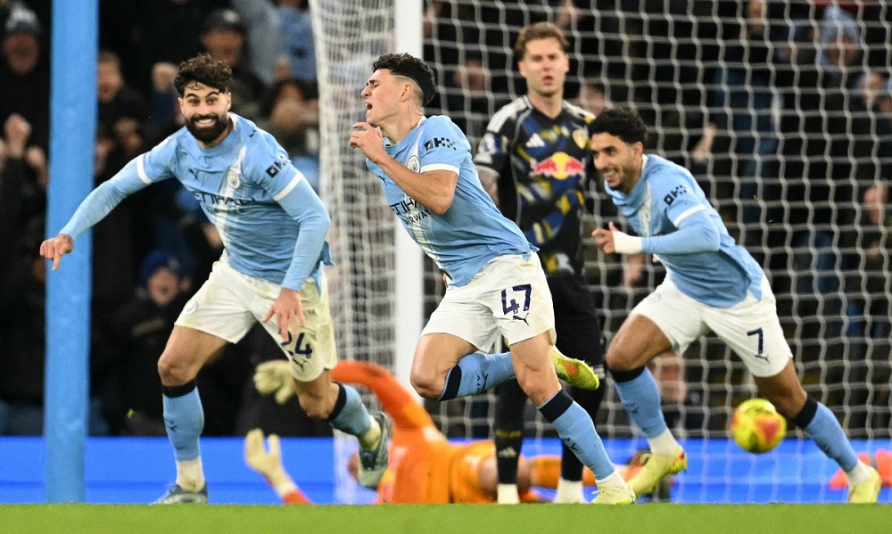 Foden vence goleiro brasileiro nos acréscimos e garante vitória do Manchester City