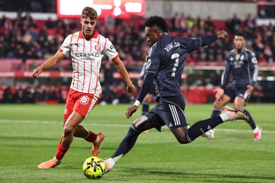 Hugo Rincón, defensor espanhol do Girona, disputa a bola com Vinicius Júnior, atacante brasileiro do Real Madrid