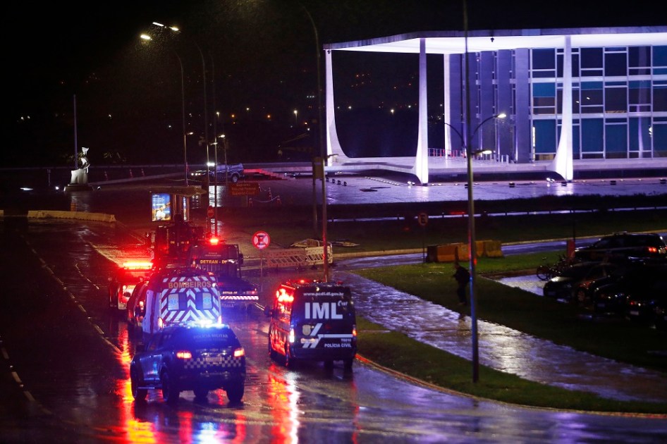 Um veículo do IML (Instituto Médico Legal) trafega pela Praça dos Três Poderes, em Brasília,