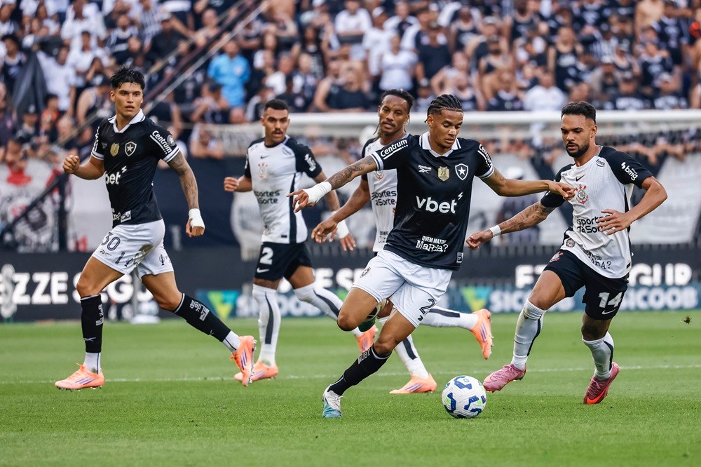 Corinthians domina o primeiro tempo, vê Botafogo reagir e empata no fim