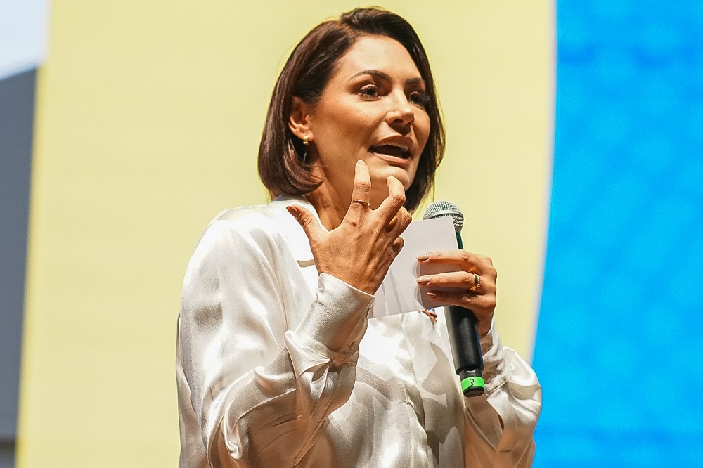 Michelle Bolsonaro transfere título de eleitor para Brasília, cotada para o Senado pelo DF