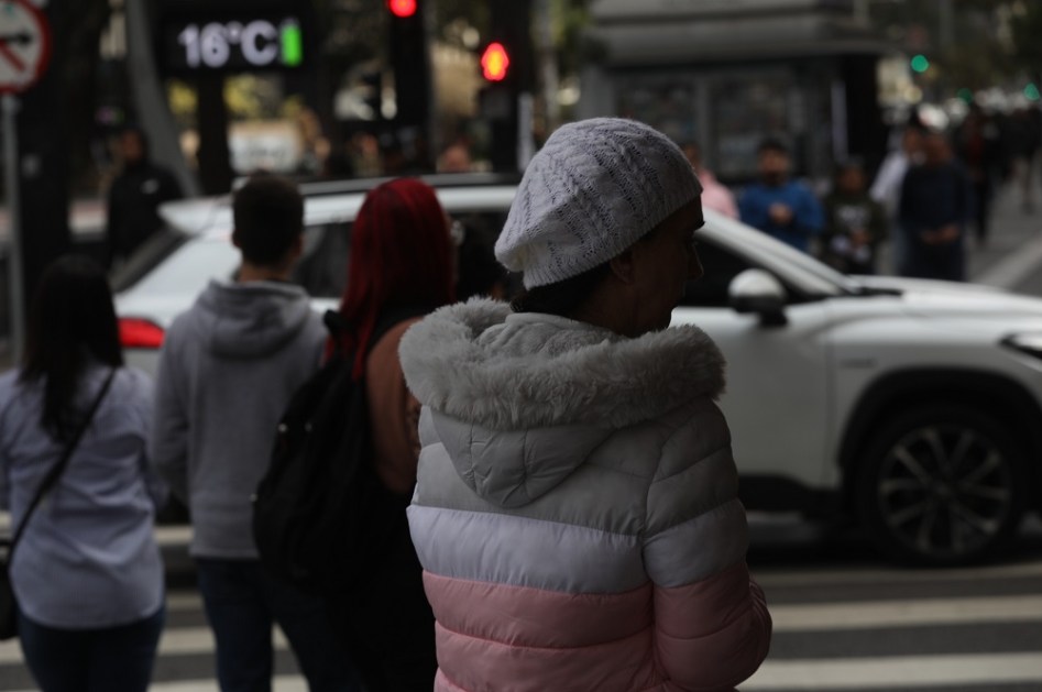 edestres enfrentam clima frio na Avenida Paulista, na região central de São Paulo