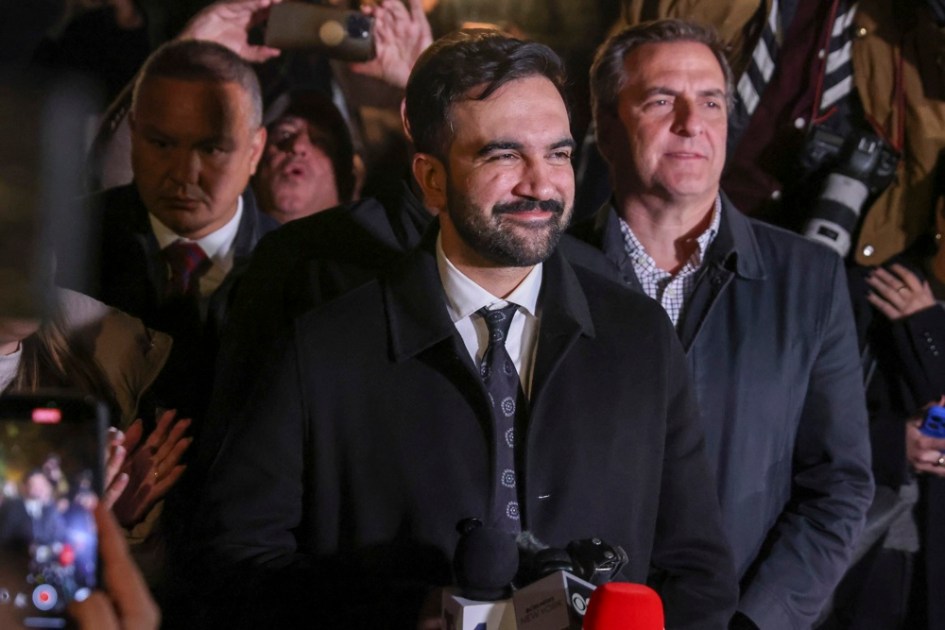 O candidato democrata à prefeitura de Nova York, Zohran Mamdani (C), fala com a imprensa no lançamento de sua campanha eleitoral no bairro do Queens, em Nova York, EUA, em 3 de novembro de 2025. Voluntários se inscreveram para fazer campanha em Astoria na véspera da eleição para Mamdani. (Nova York) EFE/EPA/SARAH YENESEL