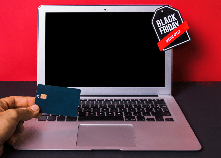 Mão, com, cartão crédito, perto, laptop, com, sinal
