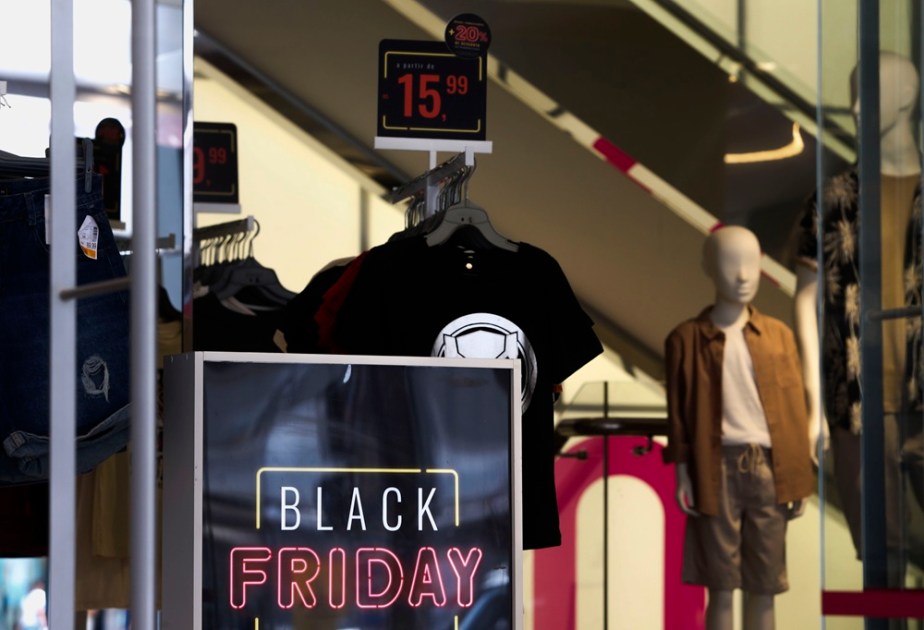 Fachada de lojas na Avenida Paulista com ofertas da Black Friday