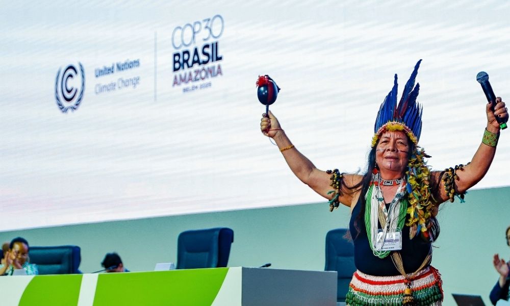 Leque, tiara de panda e caligrafia: saiba quais são os brindes mais disputados na COP30