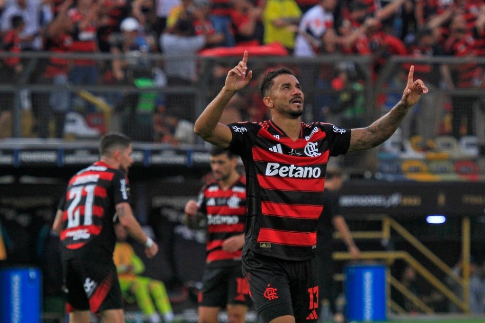 O zagueiro Danilo, do Flamengo, comemora após marcar gol na partida entre Palmeiras e Flamengo válida pela final da Copa Libertadores 2025