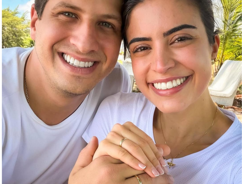 João Campos e Tabata Amaral exibem as alianças em foto postada nas redes sociais de ambos