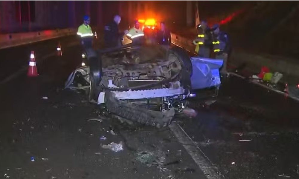 Quatro jovens morrem após um carro despencar de uma altura de 10 metros de uma alça de acesso do Rodoanel, em São Bernardo do Campo