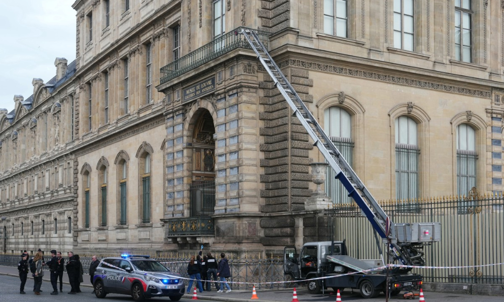 Duas pessoas são indiciadas pelo roubo no Louvre e outras três são liberadas