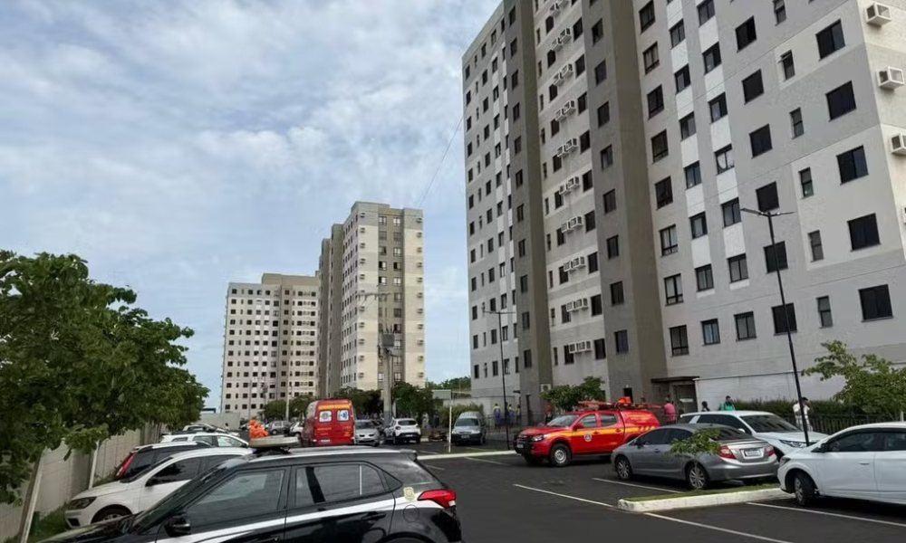 Criança de 5 anos, identificada como Matthew Cruz, morreu após cair da janela de um apartamento localizado no 12º andar do Residencial Mirante dos Ventos, no bairro Grand Ville, em Uberlândia