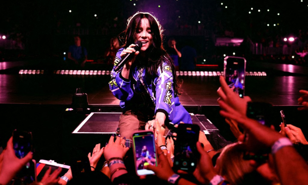 Billie Eilish chama Elon Musk de ‘covarde patético’ por acúmulo de riqueza