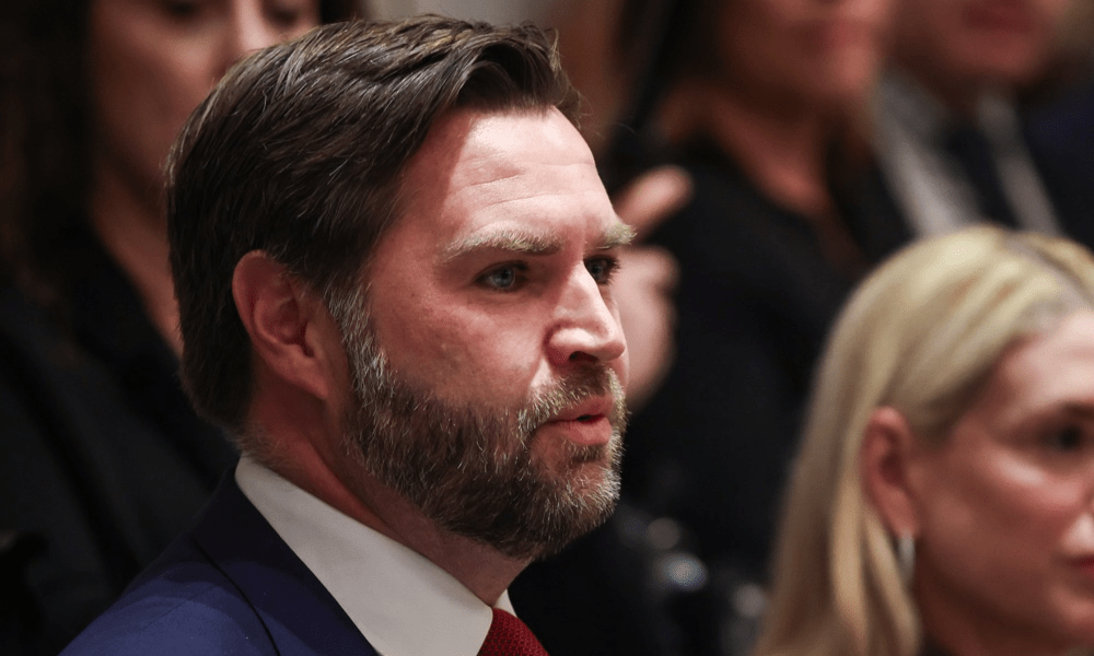 Vice-presidente dos EUA, J.D. Vance, discursa durante uma reunião de gabinete na Casa Branca, em Washington