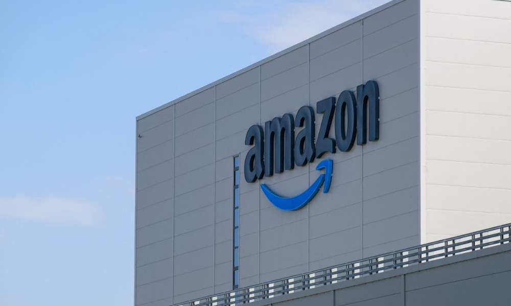 Logotipo da multinacional americana Amazon na fachada do centro de distribuição em Augny, perto de Metz, no leste da França