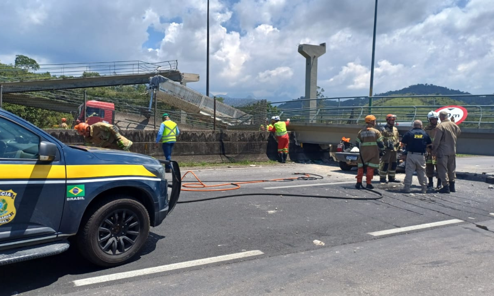 Passarela desaba e mata uma pessoa no RJ