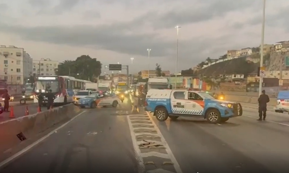 Realização da Operação Barricada Zero, deflagrada pelo Governo do RJ para remover bloqueios físicos instalados pelo crime organizado, resultou em intensos confrontos e no fechamento temporário da Avenida Brasil