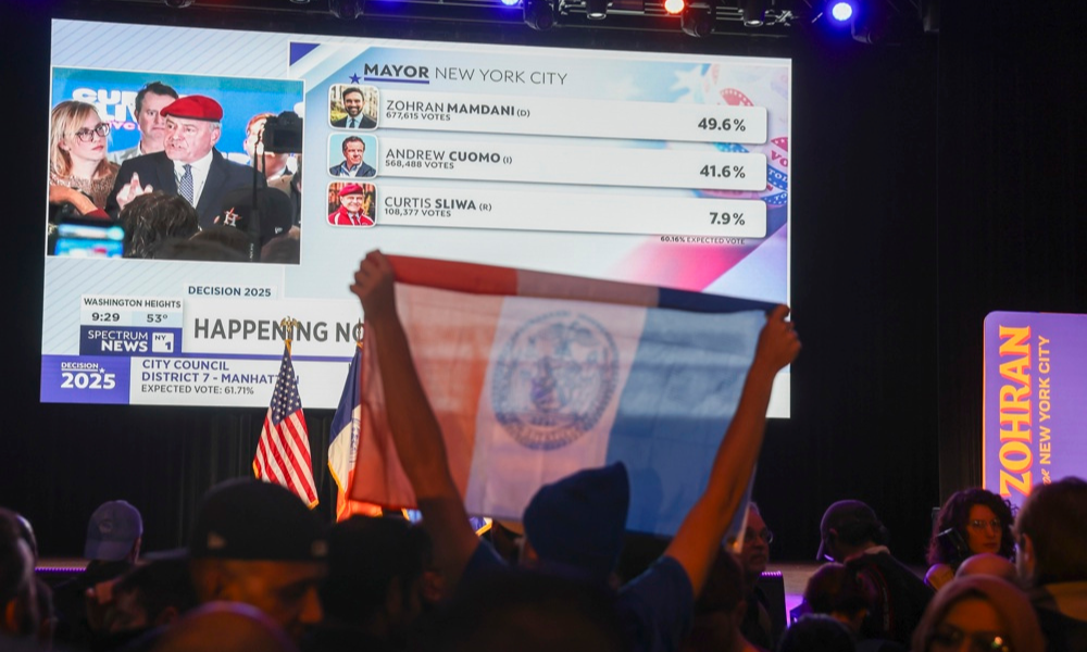 Convidados reagem ao anúncio da vitória do candidato democrata à prefeitura de Nova York, Zohran Mamdani