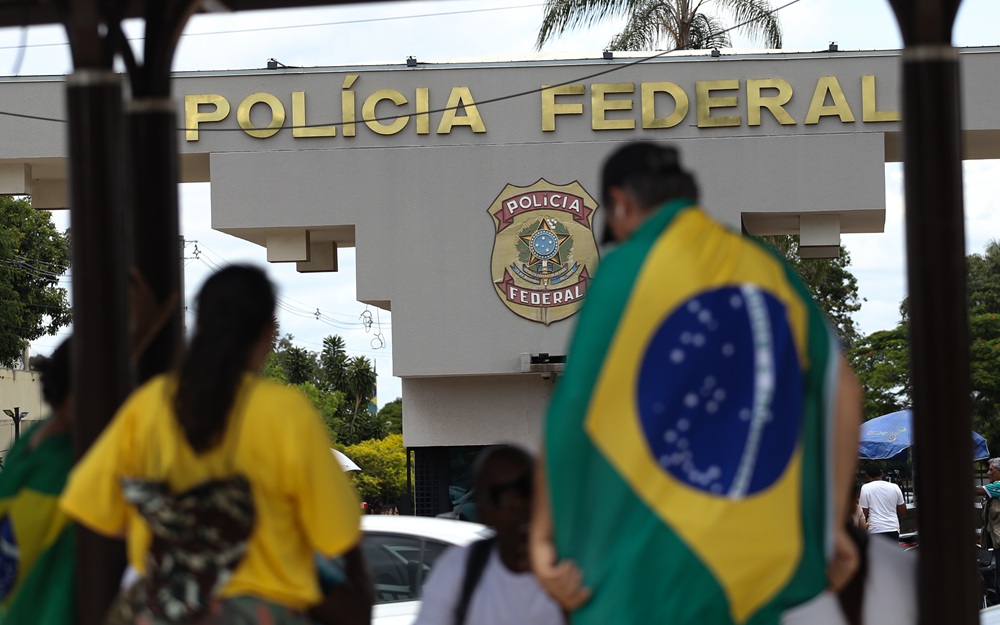 Movimentação em frente à sede da Superintendência da Polícia Federal, em Brasília (DF), para onde foi levado o ex-presidente Jair Messias Bolsonaro após ser preso