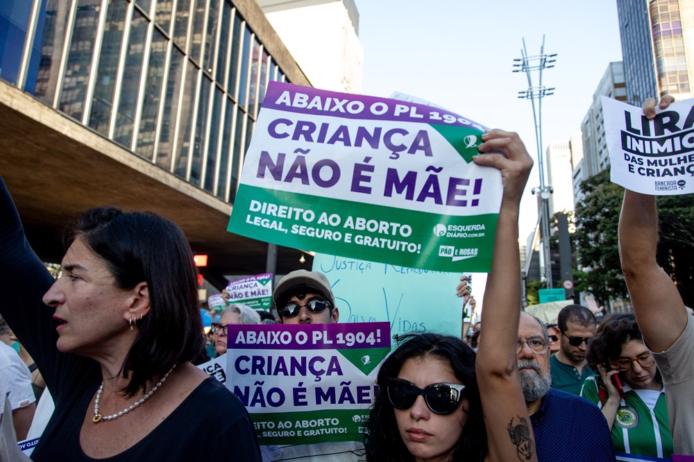 Manifestações contra projeto que dificulta aborto legal acontecem em, ao menos, nove capitais