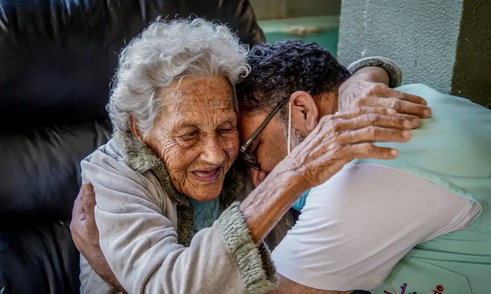 Brasileiros de 60 anos ganham sobrevida média de mais duas décadas, aponta IBGE