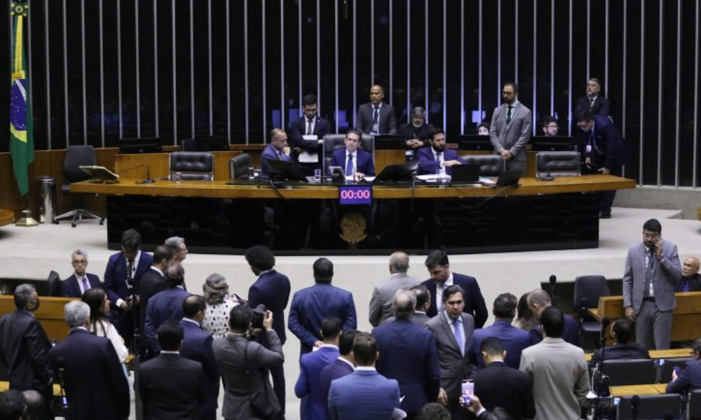 Deputados na sessão do Plenário que aprovou PL que altera regras de licenciamento ambiental