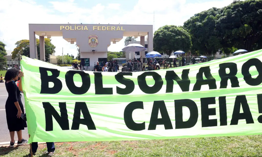 Manifestação em frente a sede da Polícia Federal após a prisão do ex-presidente Jair Bolsonaro. Foto: Valter Campanato/Agência Brasil