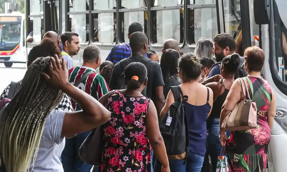 Número dos que procuram emprego há mais de 2 anos cai 17,8%, diz IBGE