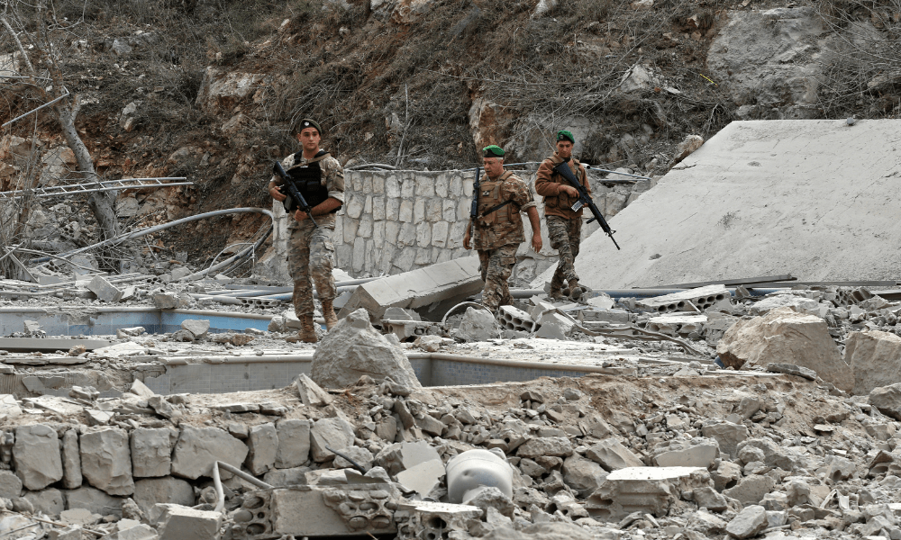 Soldados do exército libanês inspecionam o local de um ataque aéreo israelense na vila de Tair Felsay, no sul do Líbano, perto do rio Litani, na madrugada de 13 de novembro de 2025. (Foto de MAHMOUD ZAYYAT / AFP)