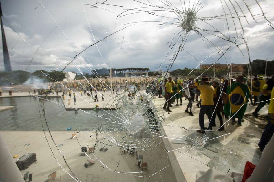 Manifestantes fazem ato contra governo no dia 8 de janeiro 2023 na Praça dos Três Poderes