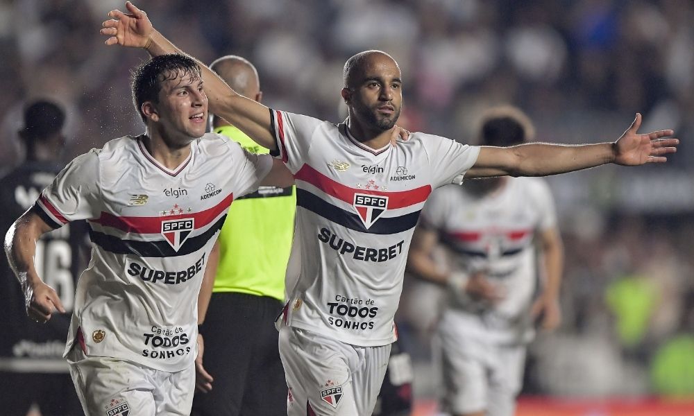 São Paulo aguenta pressão, quebra tabu e encosta no G-7 do Brasileirão