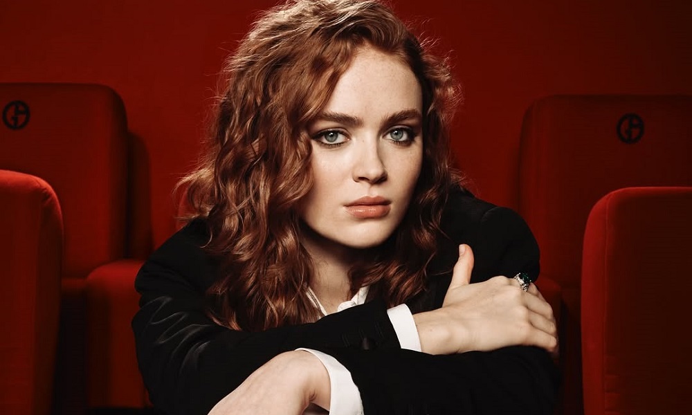 Atriz de ‘Stranger Things’ deseja boa sorte para quem vai fazer o Enem 2025