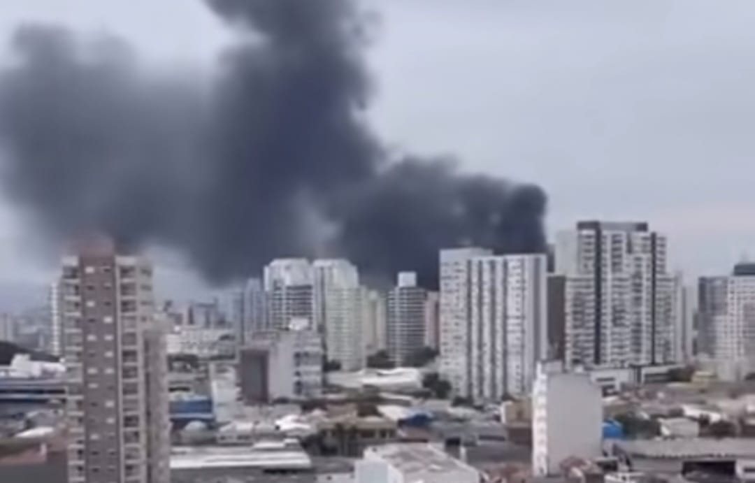 Incêndio atinge galpão no Brás