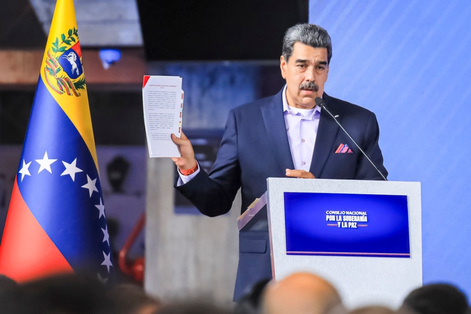 Foto cedida pela Prensa Miraflores do presidente da Venezuela, Nicolás Maduro, falando durante um ato de governo este miércoles, em Caracas (Venezuela). Maduro anunciou que desde a manhã de junho iria lançar o plano 'Independência 200' nos estados de Táchira, Apure e Amazonas, fronteiriços com a Colômbia, para a "defesa integral" do país, em um contexto marcado pelo despliegue militar de EE.UU. no mar Caribe. EFE/ Prensa Miraflores / SOLO USO EDITORIAL/ NO VENTAS/ SOLO DISPONIBLE PARA ILUSTRAR LA NOTICIA QUE ACOMPAÑA (CRÉDITO OBLIGATORIO)