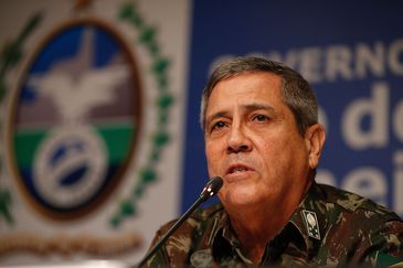 homem de farda militar