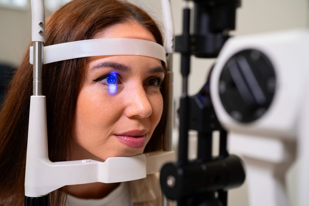 Pontinhos pretos e clarões podem indicar descolamento de retina: saiba quando agir
