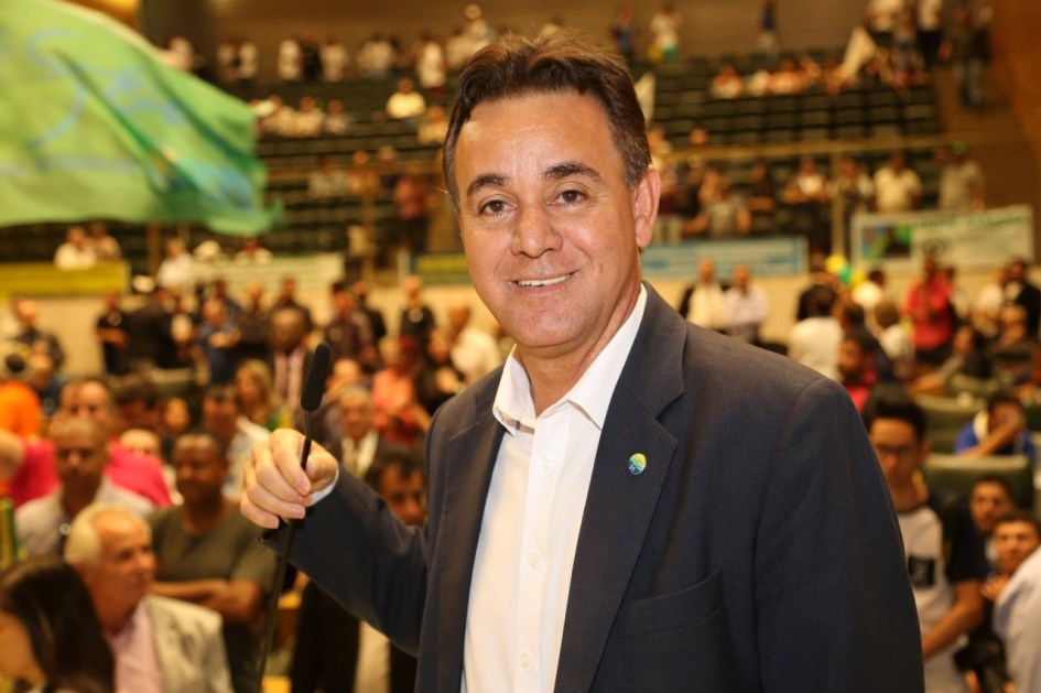 O presidente do Patriota, Adilson Barroso, de traje social em evento público