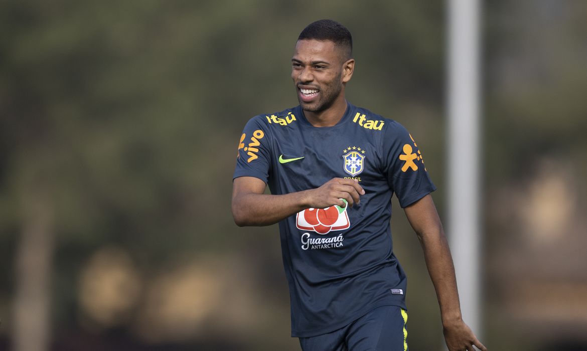 Atlético-MG confirma a contratação do lateral-esquerdo Renan Lodi para os próximos cinco anos