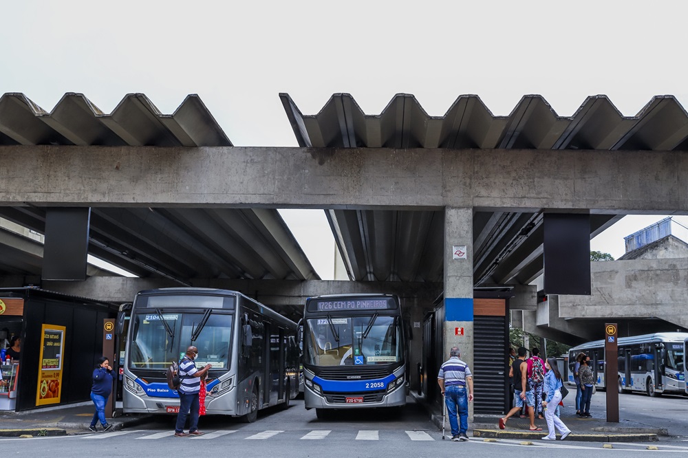 Motoristas e cobradores entram em greve e recolhem ônibus em SP