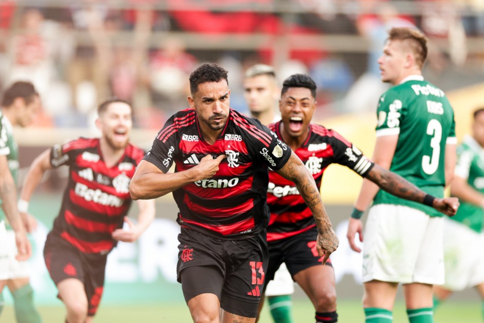 O zagueiro Danilo dispara efusivamente após marcar de cabeça o goll do Flamengo contra o Palmeiras