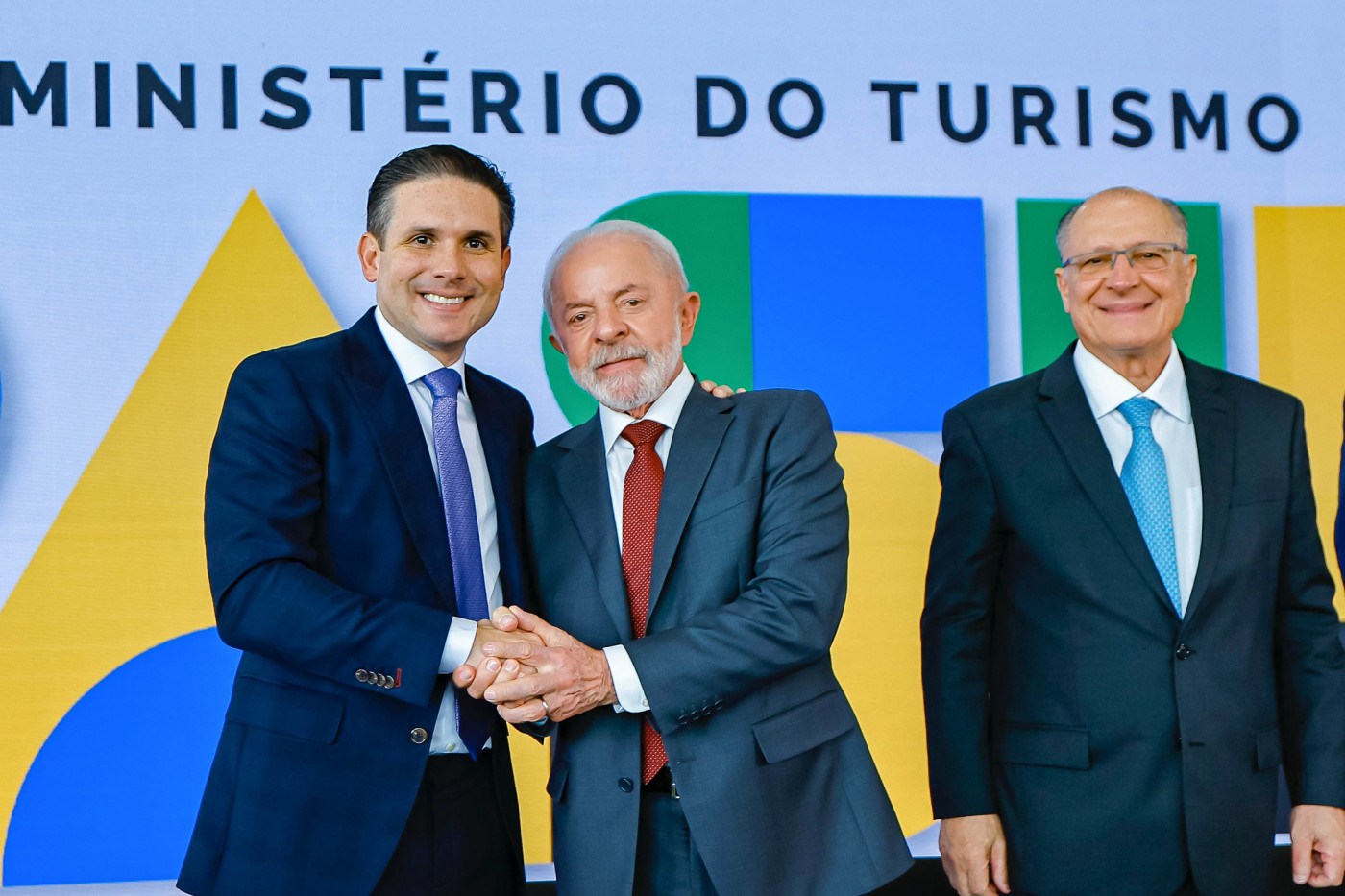 Após ano de tensão, Lula se reaproxima de Hugo Motta de olho nas eleições de 2026