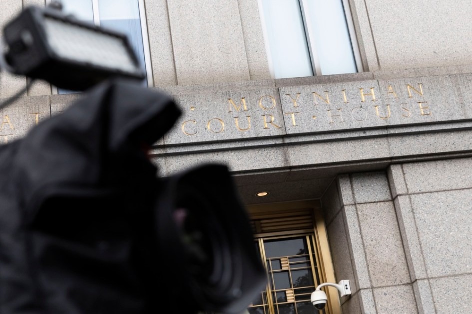 Uma câmera de televisão registra a movimentação em frente ao tribunal federal dos EUA